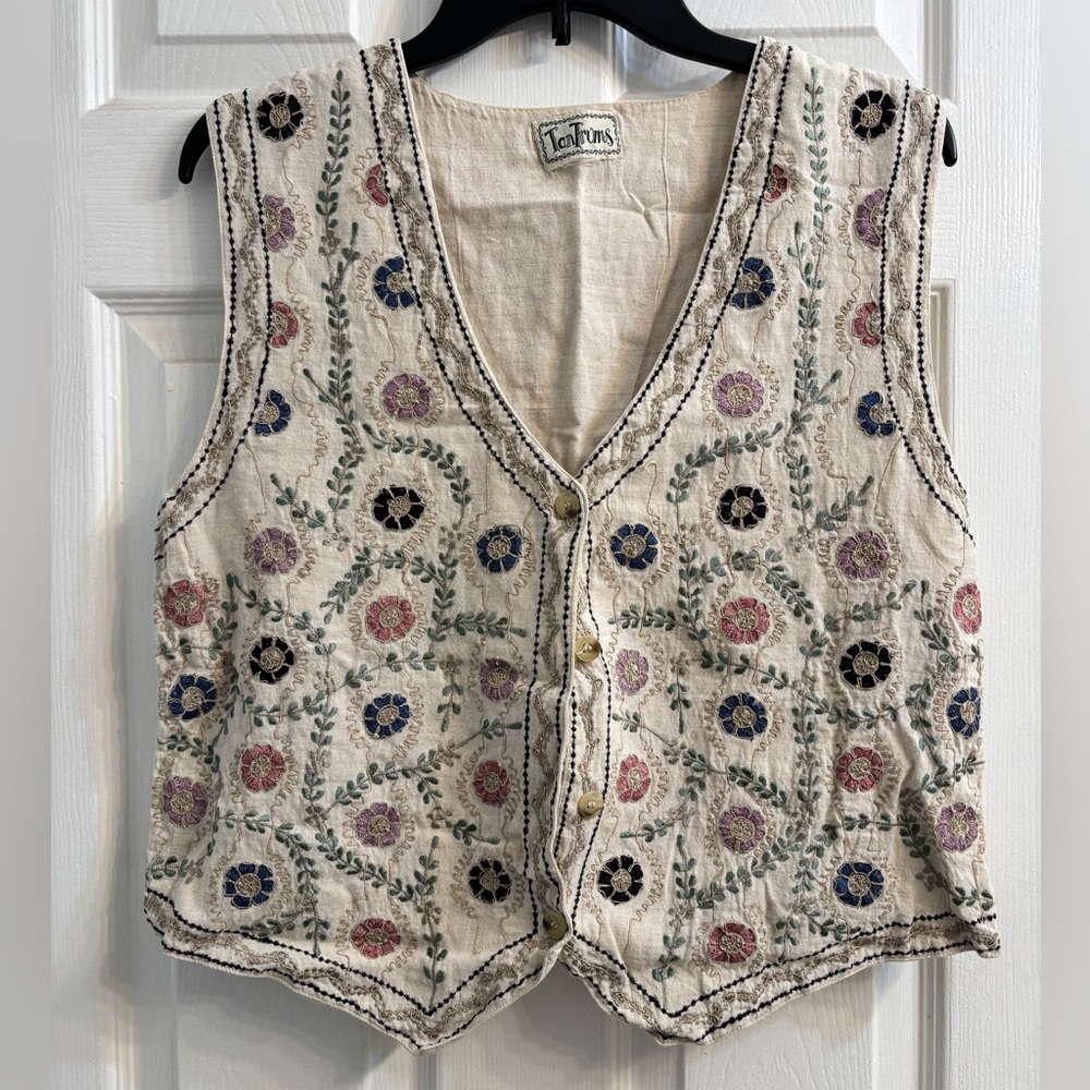 Tantrums Women's Floral Embroidered Vest - Cream